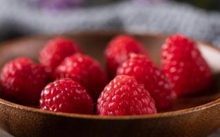 山莓和覆盆子的区别 刺泡儿泡酒的做法