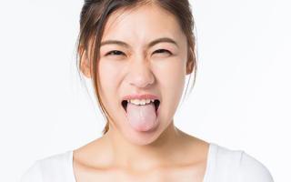 舌苔厚是什么原因 舌苔厚吃什么好