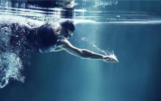 游泳抽筋的自救方法 游泳时怎么预防抽筋