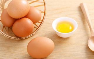 鸡蛋打开是红色的能吃吗 鸡蛋打开如何保存
