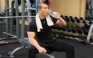 练肌肉要少喝水吗 健身防止肌肉流失喝什么