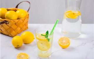 可乐柠檬怎么做 柠檬水能用热水泡吗
