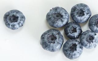 蓝莓吃多少粒会中毒 吃蓝莓中毒是怎么回事
