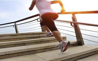 每天跑5公里对身体好吗 每天跑5公里伤膝盖吗